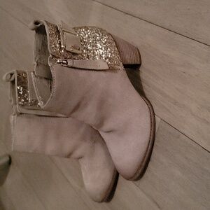 Gianni Bini gorgeous tan and gold sparkle boots! Size 8.5.